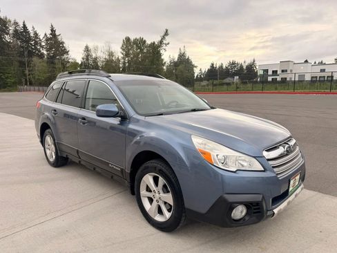 Used 2013 Subaru Outback 3.6R Limited w/ Moonroof Pkg AWD/4WD image 7