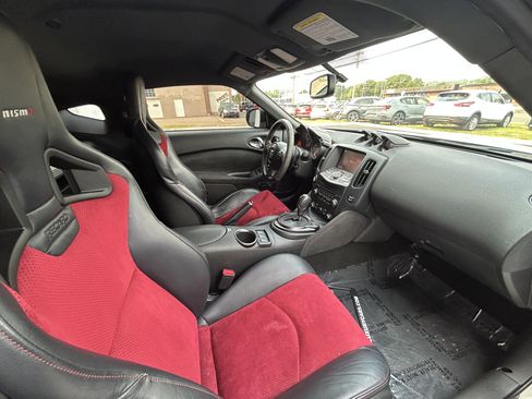 Used 2017 Nissan 370Z NISMO image 5