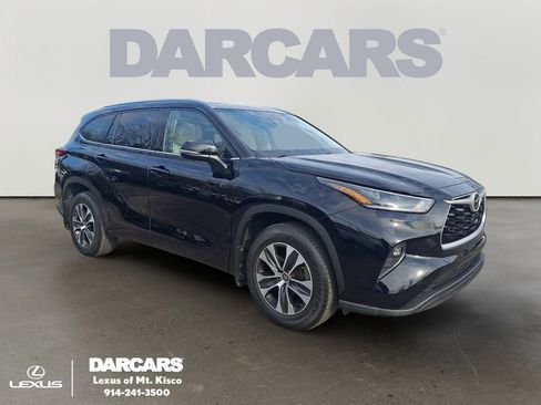 Used 2021 Toyota Highlander XLE image 1