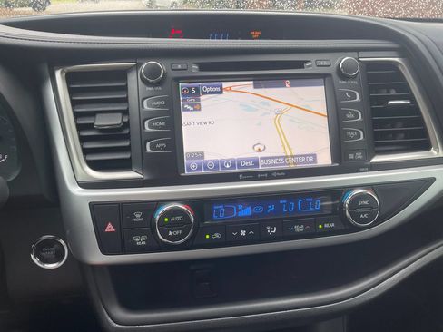 Used 2017 Toyota Highlander SE w/ Carpet Mat Package AWD/4WD image 19