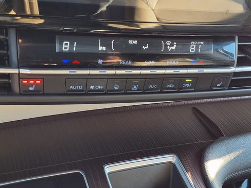 Used 2024 Toyota Sienna XLE image 6