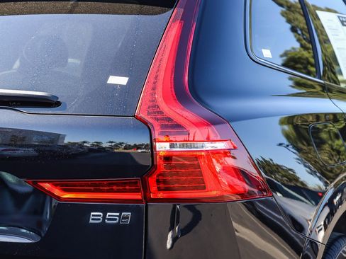 Used 2025 Volvo XC60 B5 Plus image 8