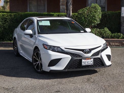 Used 2020 Toyota Camry SE FWD image 2