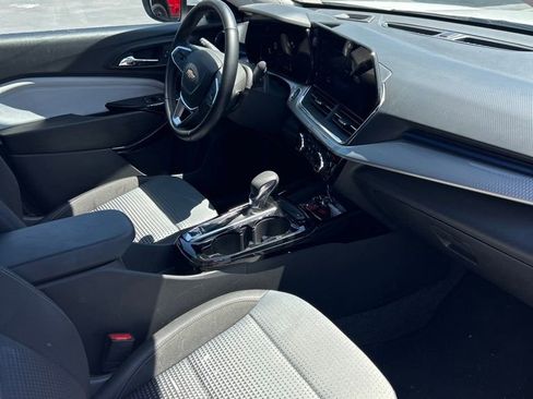 Used 2025 Chevrolet Trax LT w/ LT Convenience Package FWD image 13