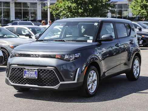 Used 2025 Kia Soul LX FWD image 3