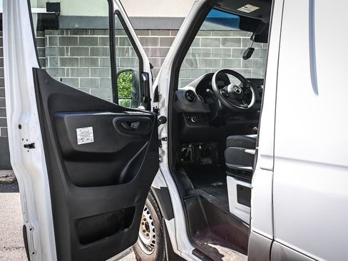 Used 2020 Mercedes-Benz Sprinter 2500 w/ Driver Convenience Package image 5
