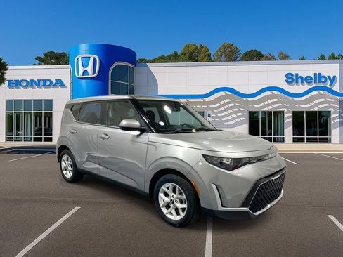 Used 2024 Kia Soul LX w/ Option Group 015 FWD image 2