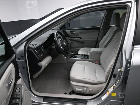 Used 2016 Toyota Camry XLE image 9