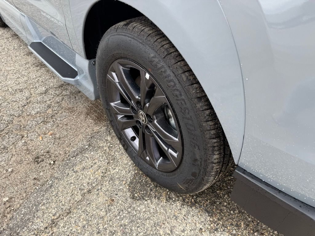 Used 2025 Toyota Sienna XSE w/ XSE Plus Package AWD/4WD image 16