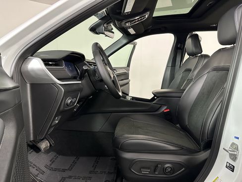 New 2025 Jeep Grand Cherokee Altitude image 9