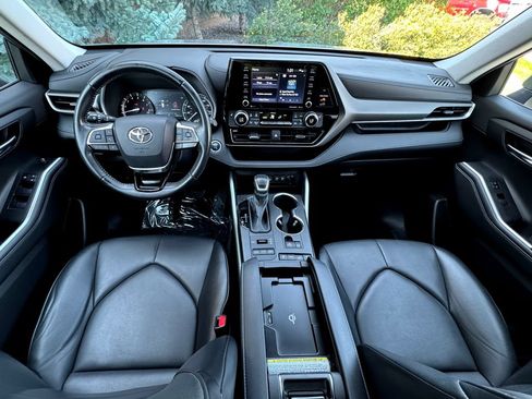 Used 2021 Toyota Highlander XLE AWD/4WD image 35