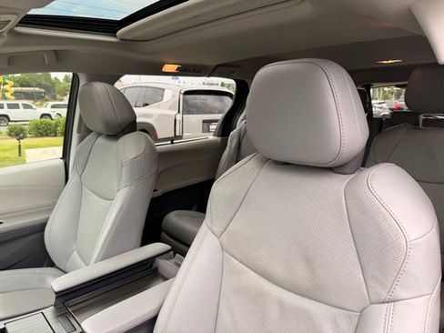 Used 2023 Toyota Sienna Limited FWD image 24