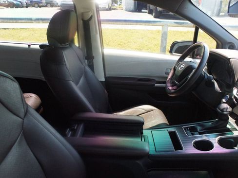 Used 2022 Toyota Sienna Platinum FWD image 4