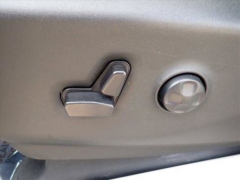 Used 2024 Chrysler Pacifica Touring-L FWD image 16