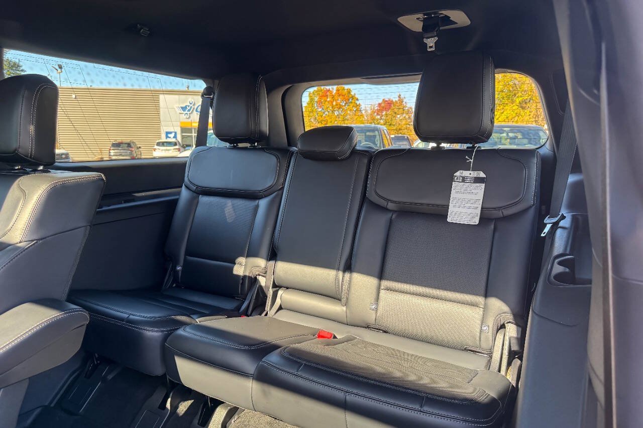 Used 2025 Ford Expedition Max Platinum w/ Stealth Performance Package AWD/4WD image 25