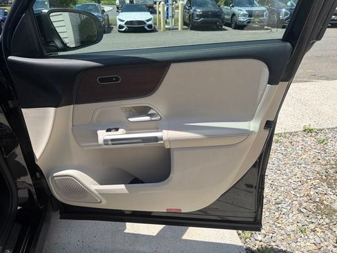 Used 2022 Mercedes-Benz GLB 250 4MATIC w/ Premium Package Lite image 59