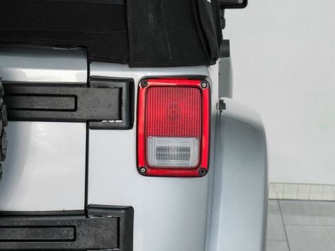 Used 2013 Jeep Wrangler Unlimited Rubicon image 45