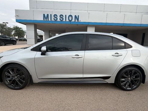 Used 2025 Toyota Corolla SE image 2