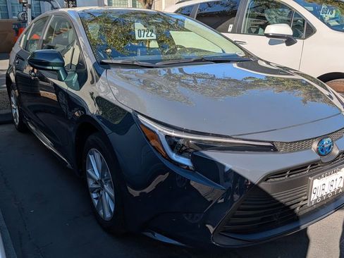 Used 2025 Toyota Corolla LE w/ LE Premium Package FWD image 5
