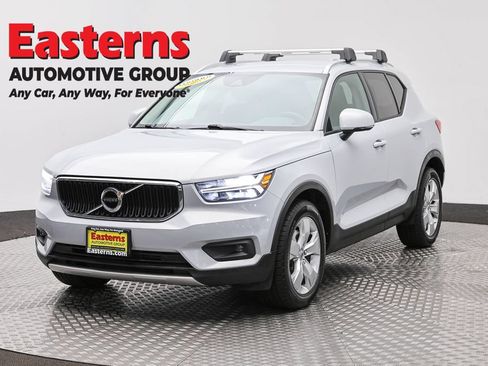Used 2021 Volvo XC40 T4 Momentum FWD image 1