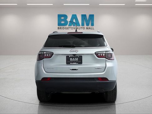 Used 2024 Jeep Compass Latitude AWD/4WD image 5