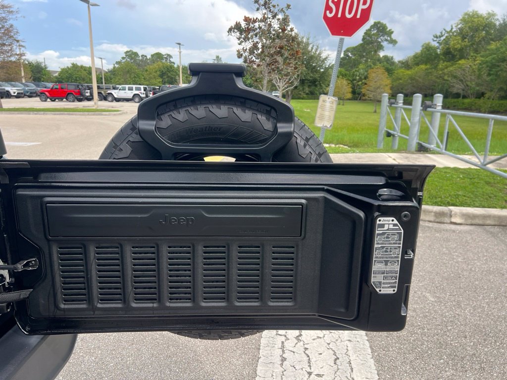 Used 2025 Jeep Wrangler Sport AWD/4WD image 12
