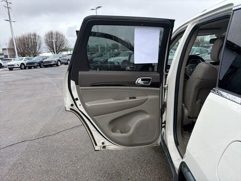 Used 2011 Jeep Grand Cherokee Laredo image 24