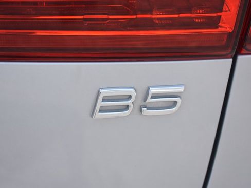 Used 2023 Volvo XC60 B5 Ultimate w/ Climate Package FWD image 8