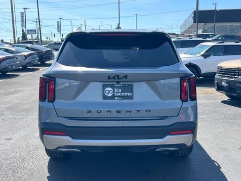 Certified 2025 Kia Sorento EX w/ Panoramic Sunroof Package AWD/4WD image 8