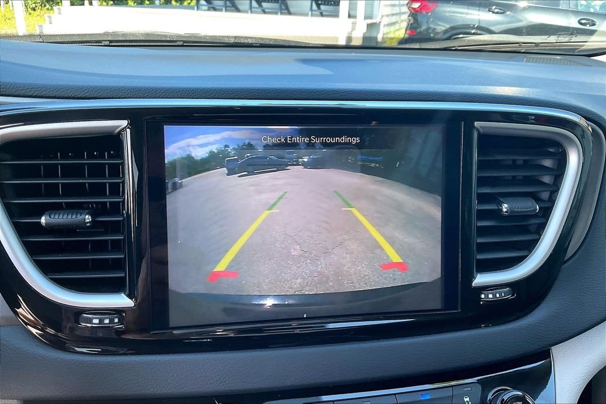 Used 2023 Chrysler Pacifica Touring-L FWD image 14
