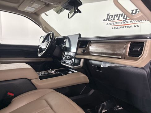 Used 2024 Ford Expedition Limited image 35
