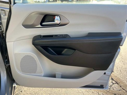 Used 2021 Chrysler Pacifica Touring-L image 29