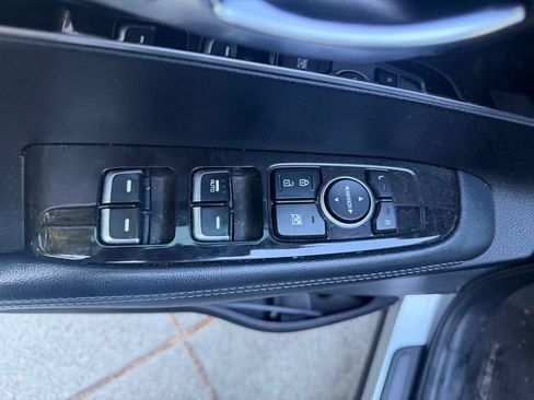 Used 2018 Kia Sorento FWD image 12