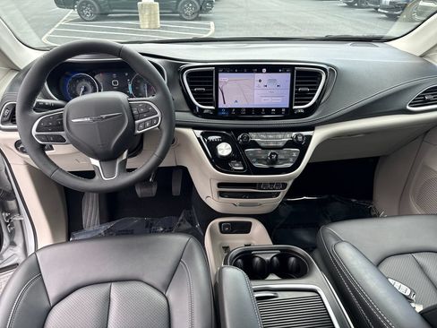 Used 2024 Chrysler Pacifica Touring-L w/ Uconnect Theater Family Group FWD image 16