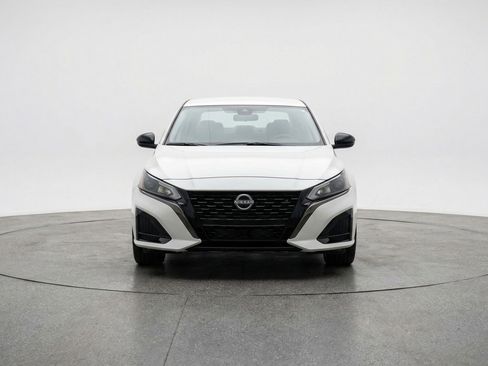 Used 2025 Nissan Altima 2.5 SV FWD image 2