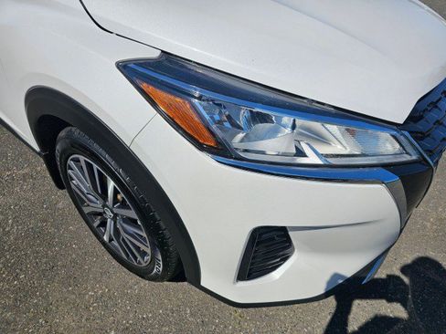 Used 2022 Nissan Kicks SV image 9