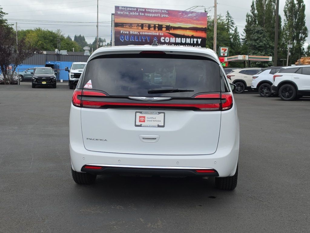 Used 2023 Chrysler Pacifica Touring-L FWD image 8