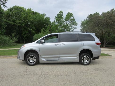 Used 2020 Toyota Sienna XLE w/ XLE Navigation Package FWD image 2