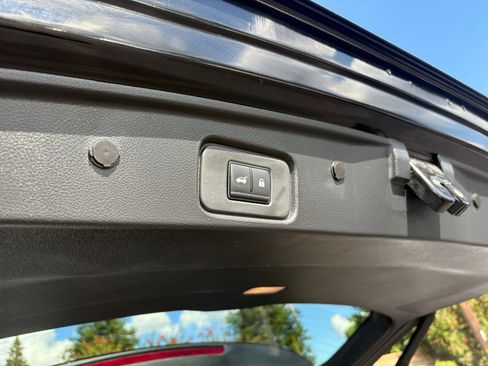 Used 2025 Nissan Pathfinder SV FWD image 23