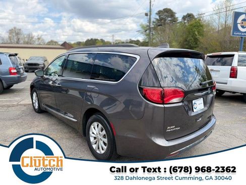 Used 2017 Chrysler Pacifica Touring-L image 10