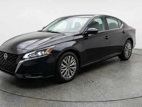 Used 2025 Nissan Altima 2.5 SV FWD image 3