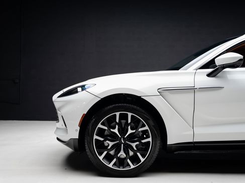 Used 2023 Aston Martin DBX AWD/4WD image 18