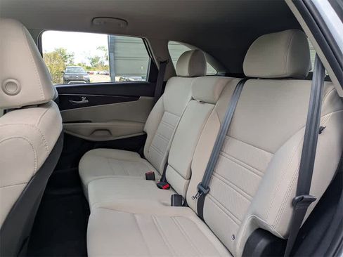 Used 2019 Kia Sorento LX w/ LX Convenience Package image 17