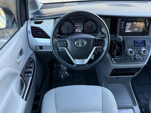 Used 2017 Toyota Sienna L image 28