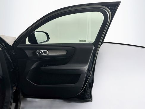 Used 2023 Volvo XC40 B4 Ultimate FWD image 34