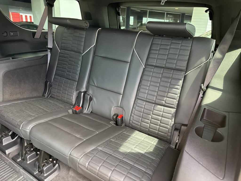 Certified 2026 Cadillac Escalade ESV Platinum Sport w/ LPO, ONYX Package AWD/4WD image 18