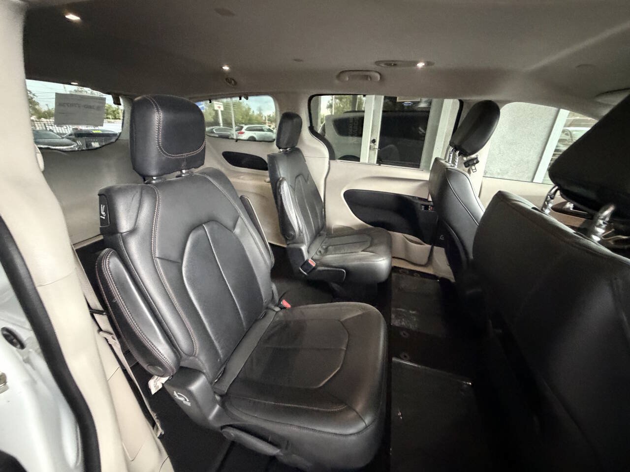 Used 2017 Chrysler Pacifica Touring-L FWD image 15