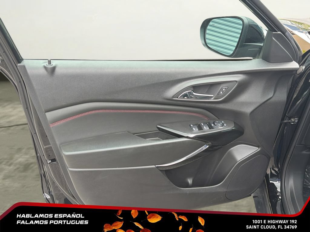 Certified 2025 Chevrolet Trax RS w/ Sunroof Package FWD image 12
