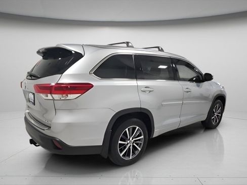 Used 2018 Toyota Highlander XLE AWD/4WD image 13