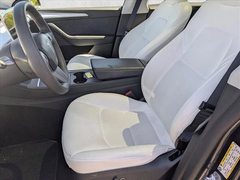 Used 2024 Tesla Model Y 2WD image 16